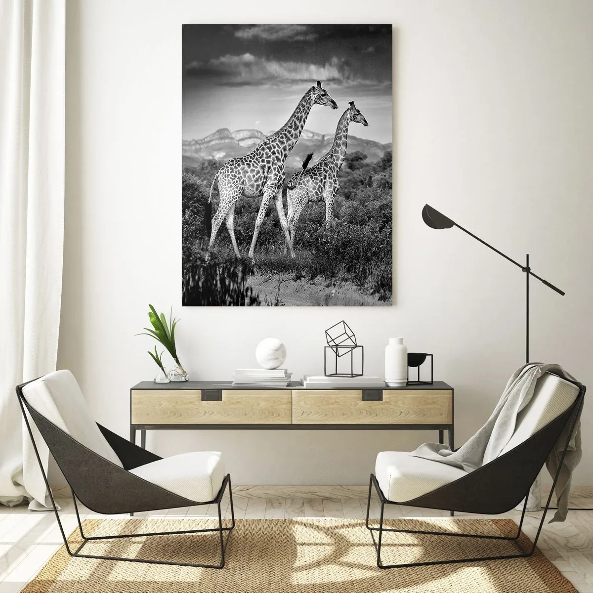Quadro su vetro - Una fotografia in bianco e nero di due giraffe nella savana. - 50x70cm - Alta classe in Africa - Decorazione murale moderna per soggiorno e camera da letto ARTTOR
