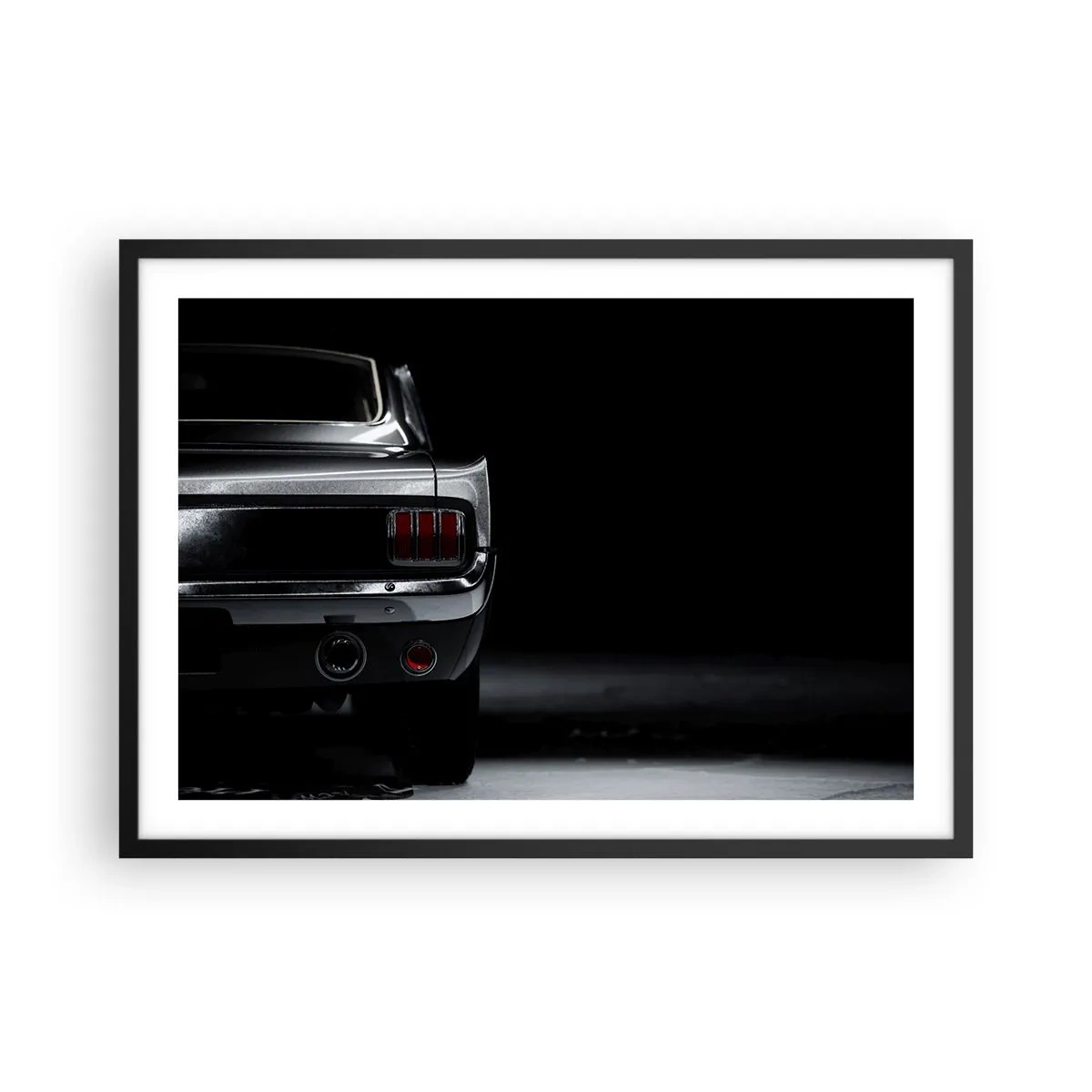 Poster in cornice nera - Un'immagine in bianco e nero della parte posteriore di un'auto d'epoca su uno sfondo scuro. - 70x50cm - Il fascino del classico - Decorazione murale moderna per soggiorno e camera da letto ARTTOR