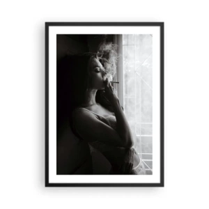 Poster in cornice nera - Una donna in lingerie che fuma una sigaretta in bianco e nero - 50x70cm - Attimo sensuale - Decorazione murale moderna per soggiorno e camera da letto ARTTOR