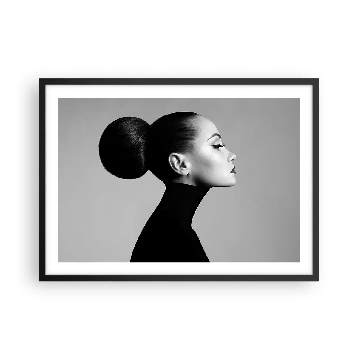 Poster in cornice nera - Profilo di una donna in bianco e nero con un elegante chignon - 70x50cm - La Nefertiti di oggi - Decorazione murale moderna per soggiorno e camera da letto ARTTOR
