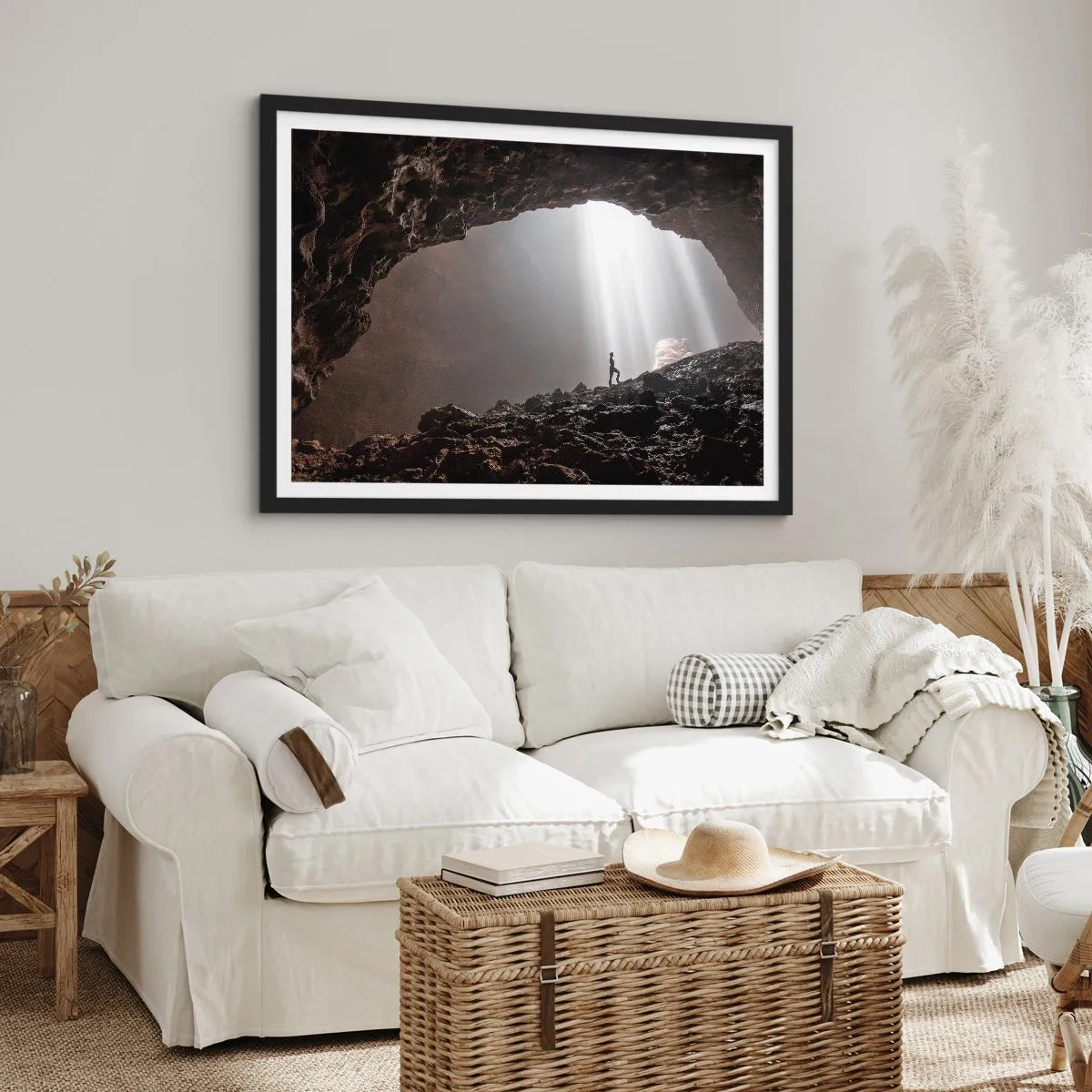 Poster in cornice nera - Una figura in una grotta illuminata da raggi di luce - 100x70cm - Grotta luminosa - Decorazione murale moderna per soggiorno e camera da letto ARTTOR