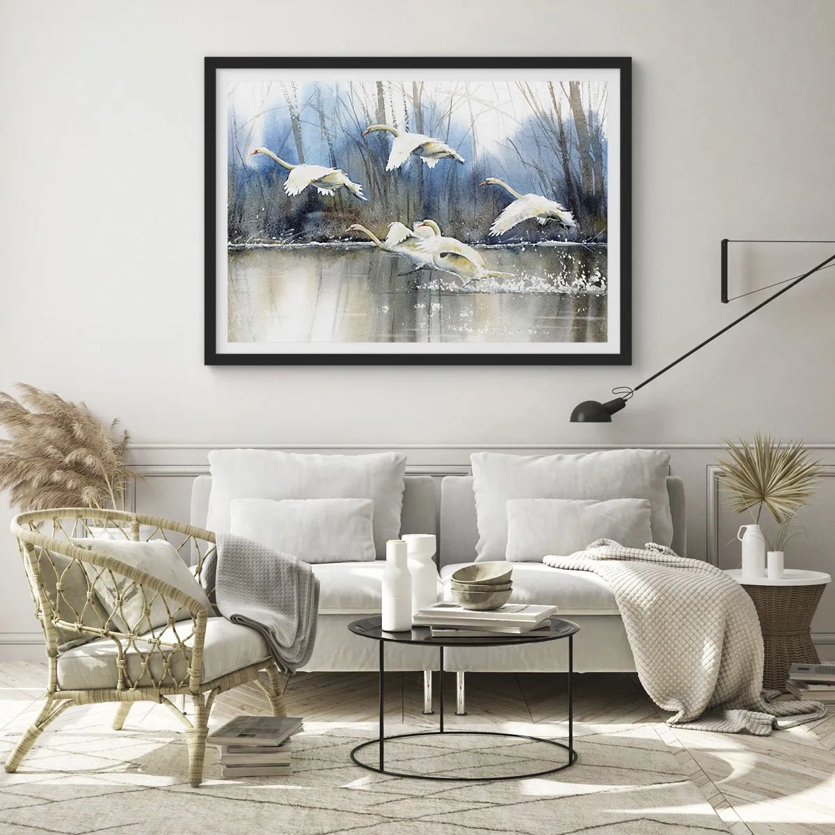 Poster in cornice nera - Cigni in volo sopra un lago ghiacciato in un paesaggio invernale - 70x50cm - Come la favola dei cigni selvatici - Decorazione murale moderna per soggiorno e camera da letto ARTTOR