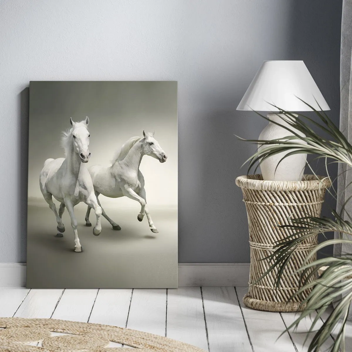 Quadro su tela - Stampe su Tela - Due cavalli bianchi al galoppo su uno sfondo chiaro - 70x100cm - White power! - Decorazione murale moderna per soggiorno e camera da letto ARTTOR