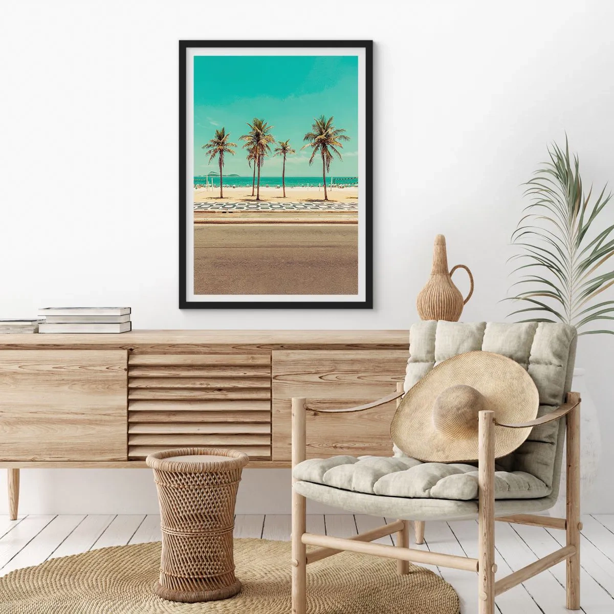 Poster in cornice nera - Una spiaggia con palme e cielo azzurro - 50x70cm - A guardia della spiaggia - Decorazione murale moderna per soggiorno e camera da letto ARTTOR