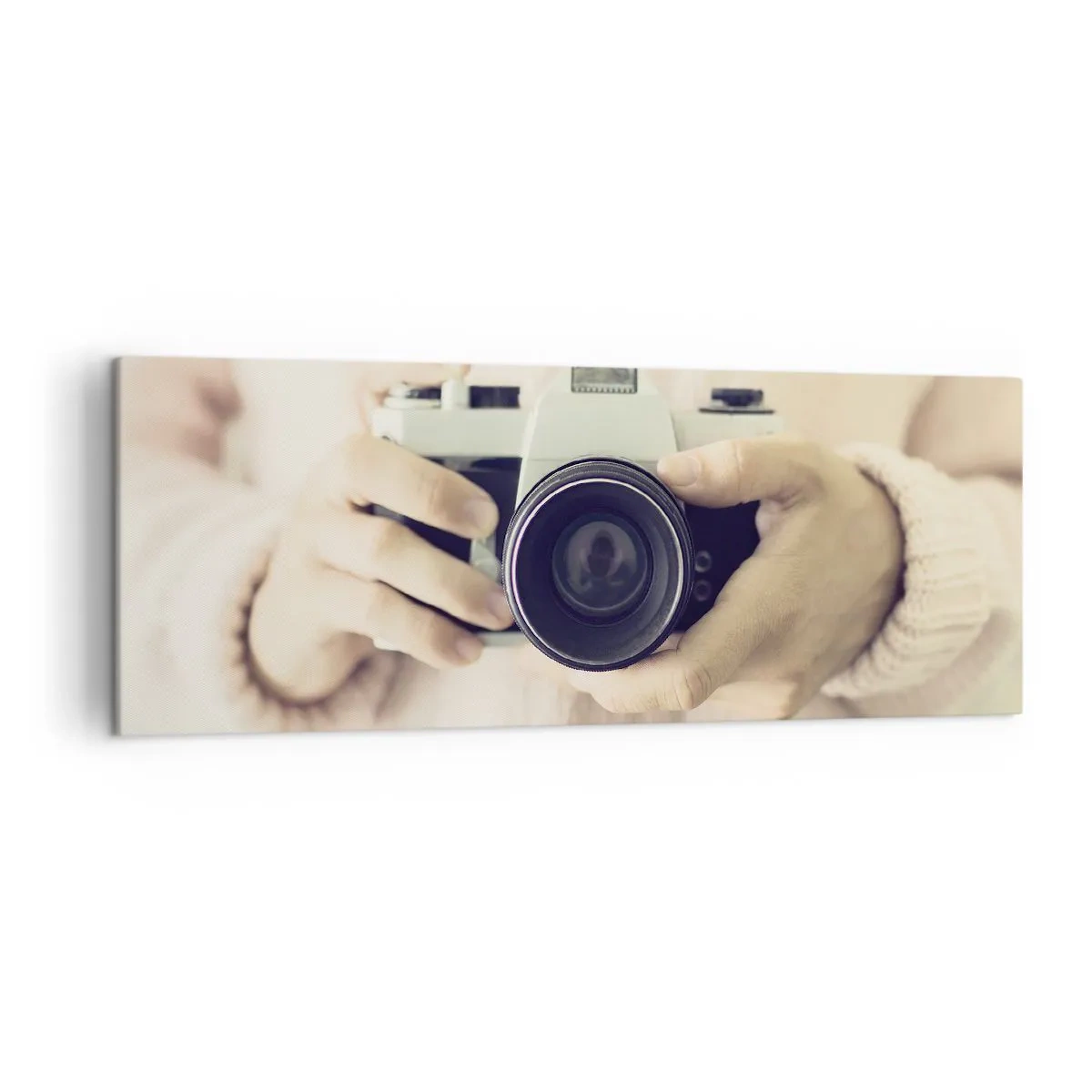 Quadro su tela - Stampe su Tela - Macchina fotografica retrò tenuta in mano su uno sfondo chiaro - 140x50cm - Per vedere meglio... - Decorazione murale moderna per soggiorno e camera da letto ARTTOR