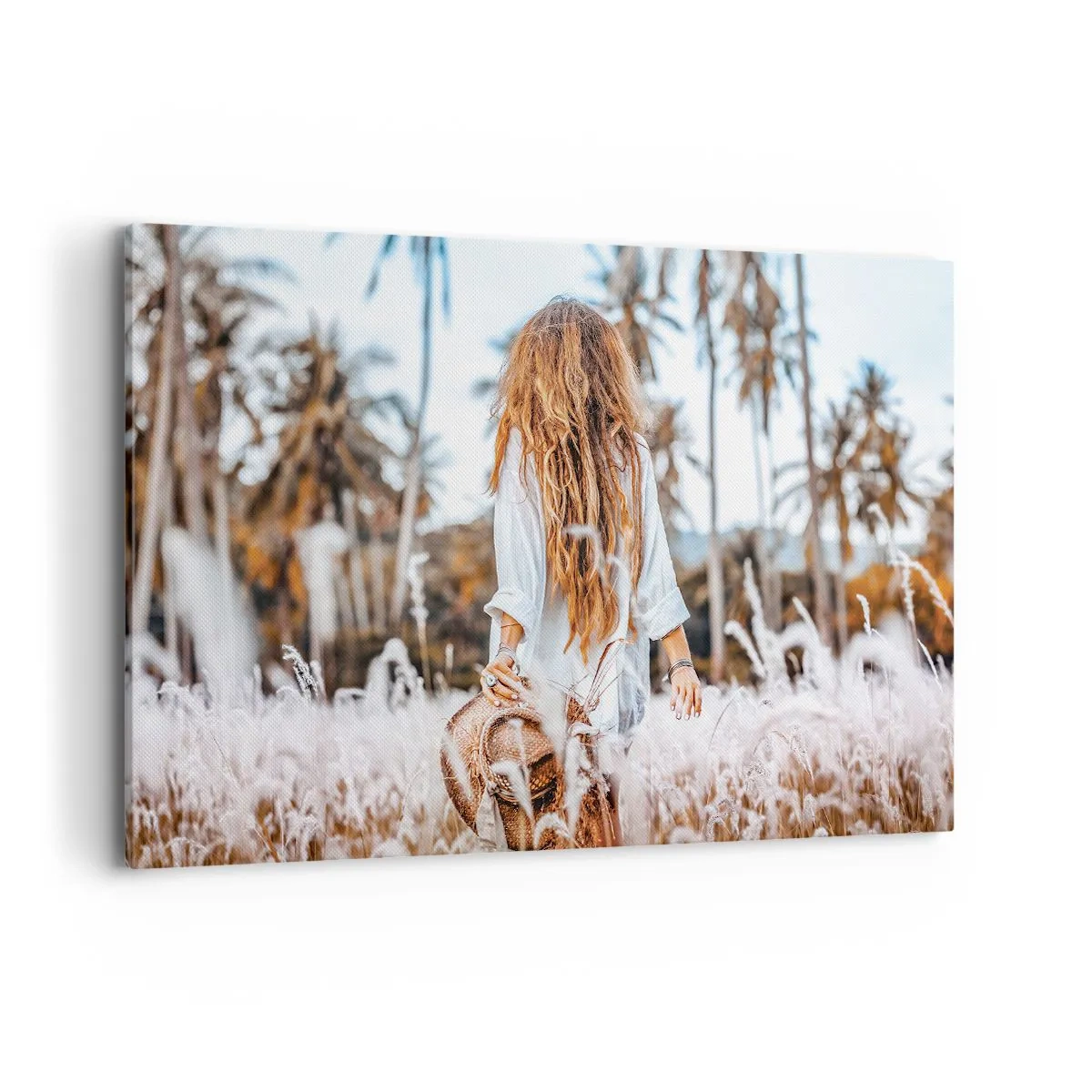 Quadro su tela - Stampe su Tela - Una donna in un campo d'erba con palme sullo sfondo al tramonto - 120x80cm - Nata dalla lanugine dell'erba - Decorazione murale moderna per soggiorno e camera da letto ARTTOR
