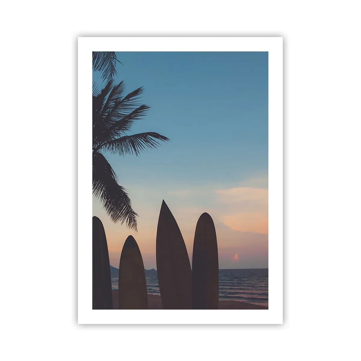 Poster - Tavole da surf sulla spiaggia con un tramonto e palme sullo sfondo - 50x70cm - Domani anche ci divertiamo - Decorazione murale moderna per soggiorno e camera da letto ARTTOR