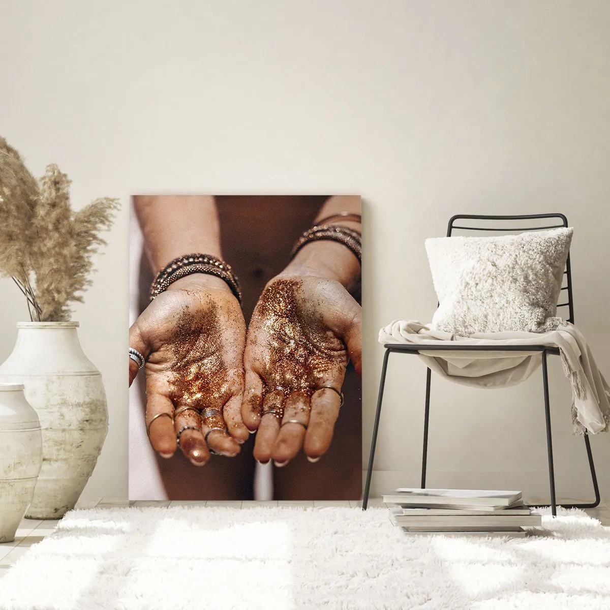 Quadro su vetro - Primo piano di mani con glitter in tonalità calde - 80x120cm - Un dono per te - Decorazione murale moderna per soggiorno e camera da letto ARTTOR