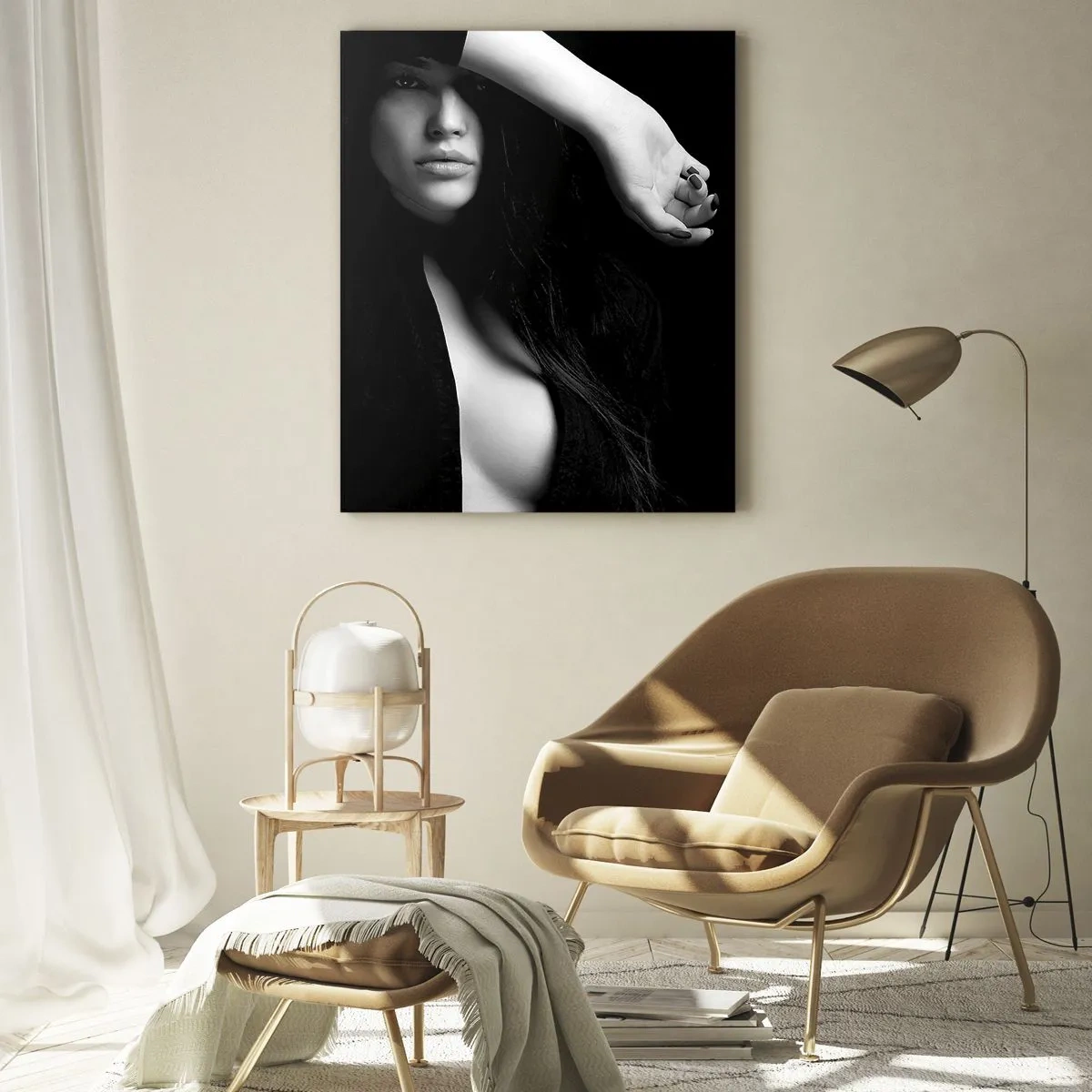Quadro su vetro - Una donna vestita di nero in una posa sensuale su uno sfondo scuro - 50x70cm - Scuola di seduzione - Decorazione murale moderna per soggiorno e camera da letto ARTTOR