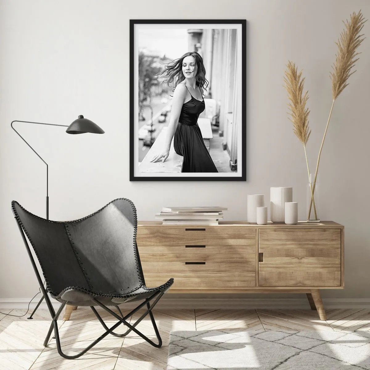 Poster in cornice nera - Fotografia in bianco e nero di una donna su un balcone - 50x70cm - Sicuramente parigina - Decorazione murale moderna per soggiorno e camera da letto ARTTOR