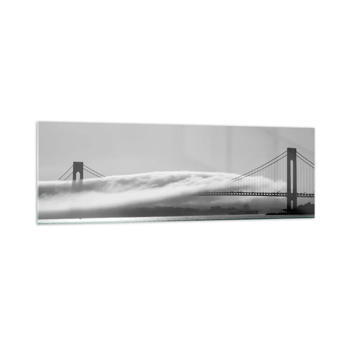 Quadro su vetro - Un ponte sull'acqua avvolto nella nebbia in uno scatto in bianco e nero - 160x50cm - Navigare attraverso la Porta d'Oro - Decorazione murale moderna per soggiorno e camera da letto ARTTOR