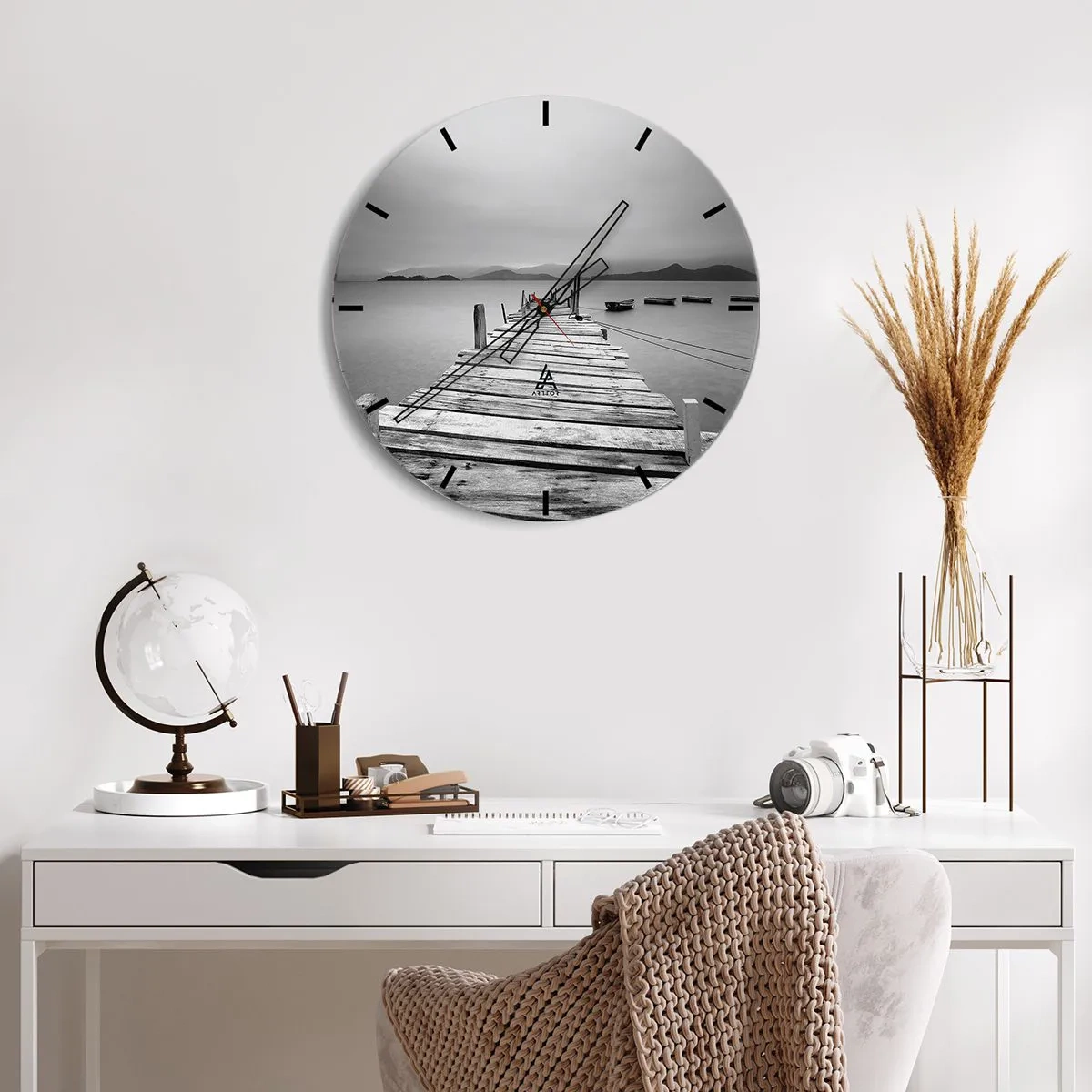 Orologio da parete - Orologio in Vetro - Un molo di legno su un lago calmo con le montagne sullo sfondo - 30x30cm - Dietro i monti, dietro i mari - Decorazione murale moderna per soggiorno, cucina e camera da letto ARTTOR
