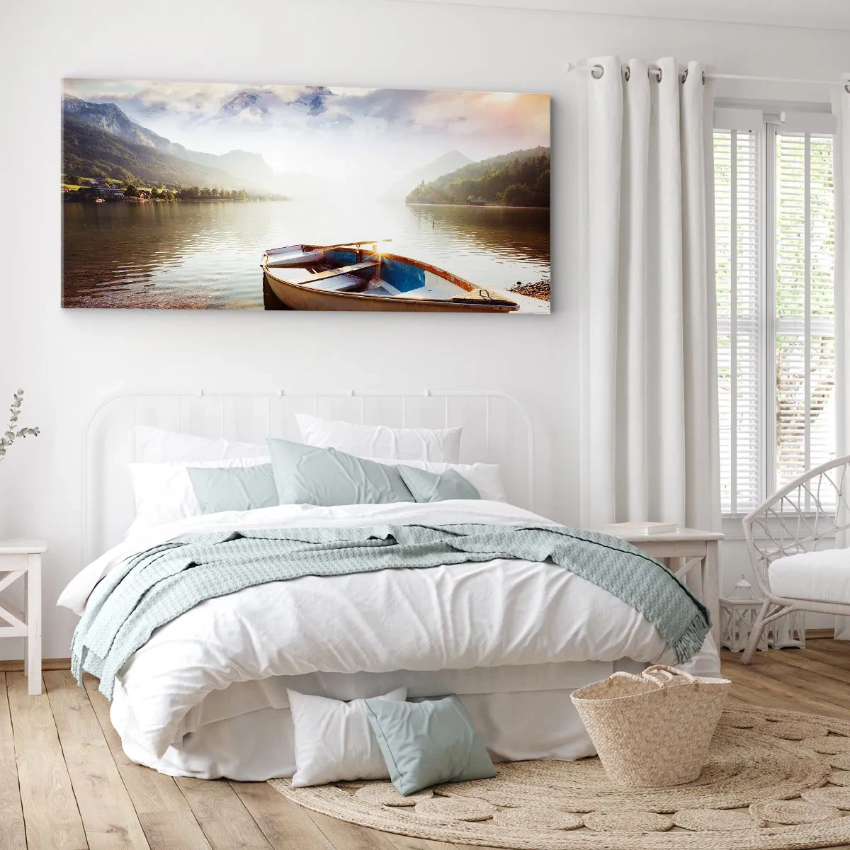 Quadro su tela - Stampe su Tela - Una barca sulla riva di un lago con vista sulle montagne al mattino - 120x50cm - Sull'acqua grande e pura - Decorazione murale moderna per soggiorno e camera da letto ARTTOR