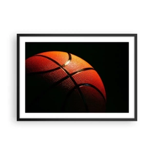 Poster in cornice nera - Primo piano di un pallone da basket su sfondo nero - 70x50cm - Bella come un pianeta - Decorazione murale moderna per soggiorno e camera da letto ARTTOR