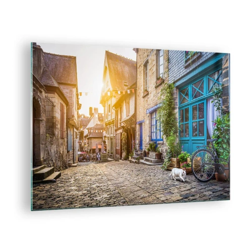 Quadro su vetro - Una strada affascinante della città con un gatto bianco e una bicicletta - 70x50cm - Lo spirito bianco della cittadina - Decorazione murale moderna per soggiorno e camera da letto ARTTOR