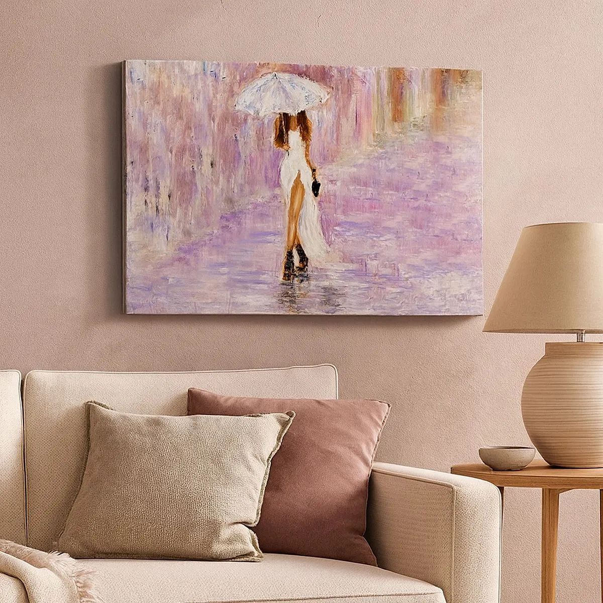 Quadro su tela - Stampe su Tela - Una donna con un ombrello che cammina sotto la pioggia nei toni del lilla - 70x50cm - Nella pioggia lilla - Decorazione murale moderna per soggiorno e camera da letto ARTTOR