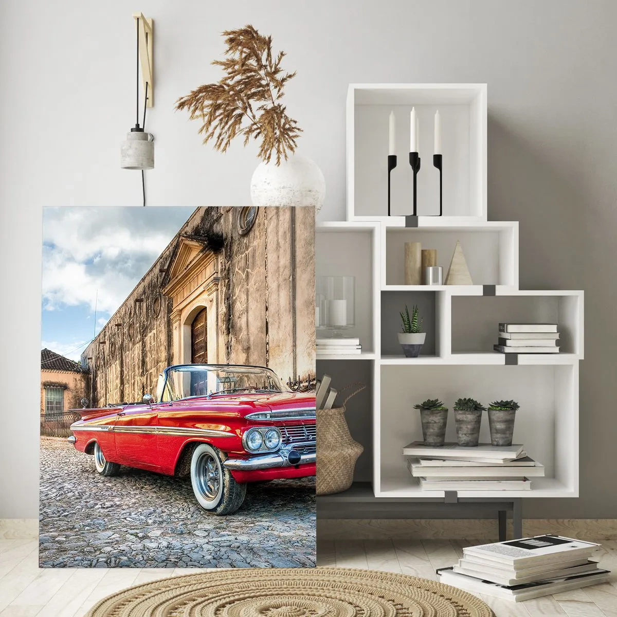 Quadro su vetro - Una classica decappottabile rossa su una strada acciottolata in un ambiente retrò - 50x70cm - Impressioni di Cuba - Decorazione murale moderna per soggiorno e camera da letto ARTTOR