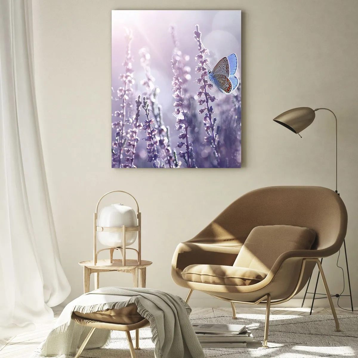 Quadro su vetro - Una farfalla in un campo di lavanda al sole - 50x70cm - Il bacio della farfalla - Decorazione murale moderna per soggiorno e camera da letto ARTTOR