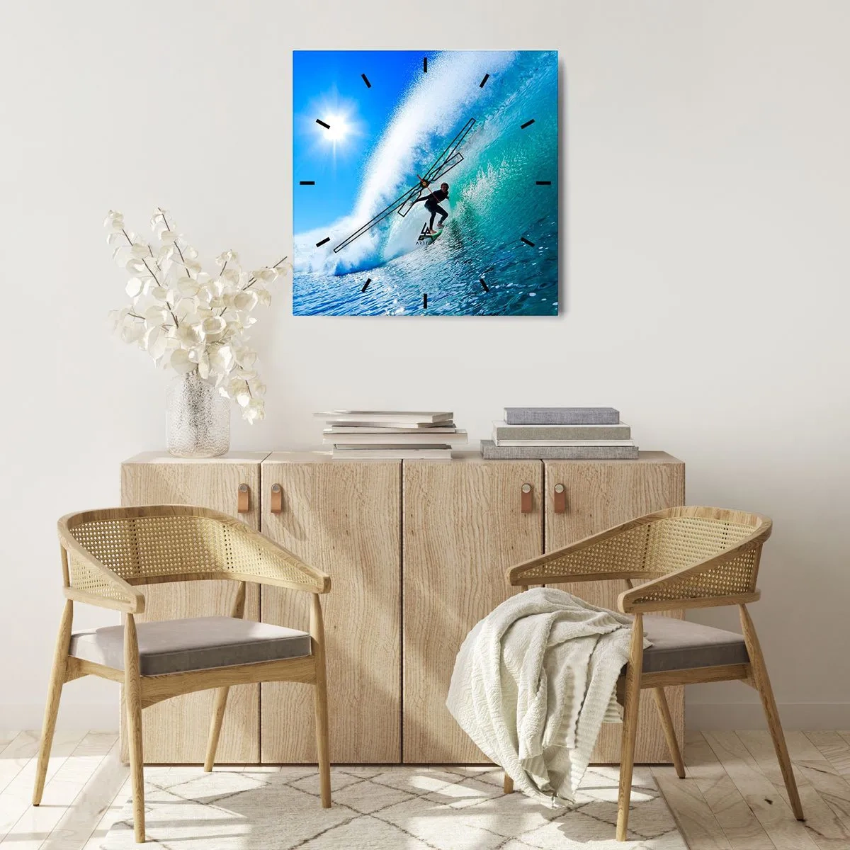 Orologio da parete - Orologio in Vetro - Un surfista su una tavola cavalca un'onda potente sotto un cielo azzurro. - 30x30cm - Attraverso il grande blu - Decorazione murale moderna per soggiorno e camera da letto ARTTOR