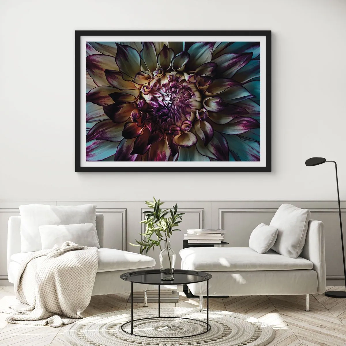 Poster in cornice nera - Primo piano di un fiore di dalia in toni scuri - 70x50cm - Il rigoglio della giovinezza - Decorazione murale moderna per soggiorno e camera da letto ARTTOR