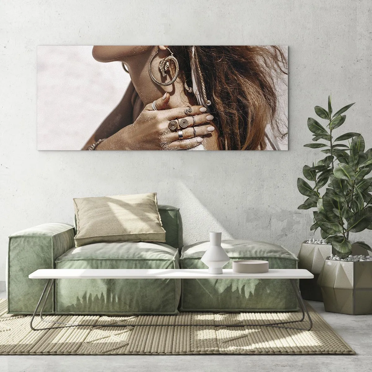 Quadro su vetro - Donna elegante con gioielli su uno sfondo di sabbia chiara - 120x50cm - Regina della spiaggia selvatica - Decorazione murale moderna per soggiorno e camera da letto ARTTOR