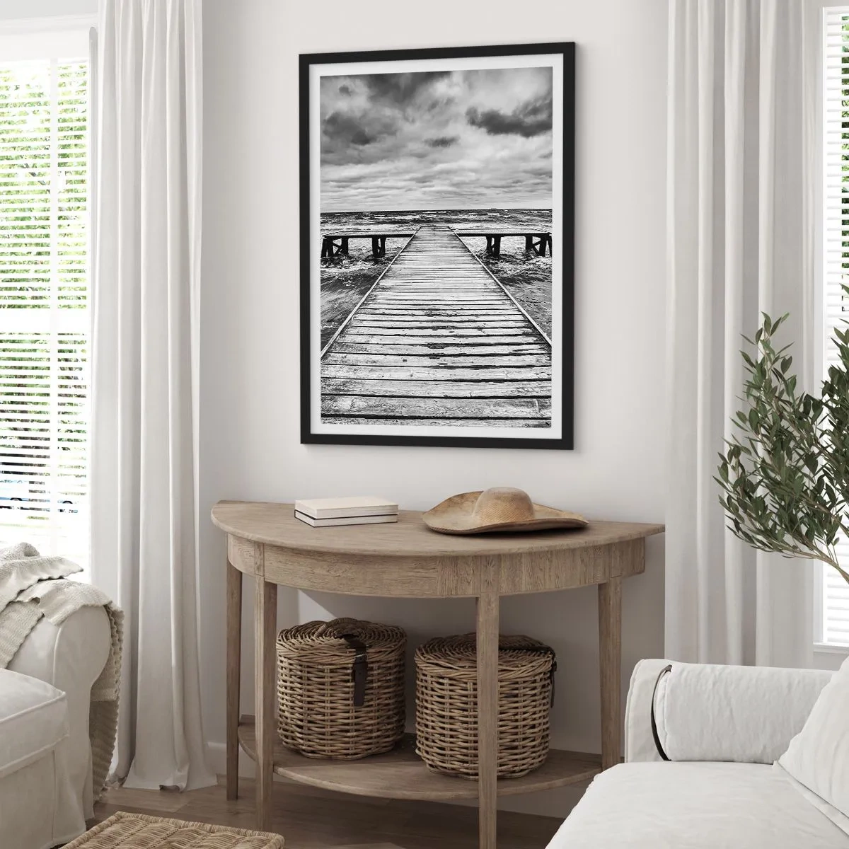 Poster in cornice nera - Un molo di legno bianco e nero su un mare in tempesta - 50x70cm - Aspetto che il vento le scacci via... - Decorazione murale moderna per soggiorno e camera da letto ARTTOR