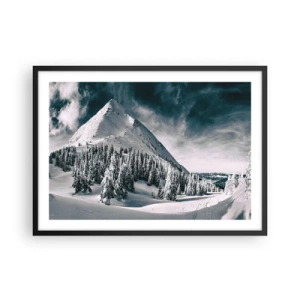 Poster in cornice nera - Una cima di montagna innevata circondata da una foresta invernale - 70x50cm - Il paese della neve e del ghiaccio - Decorazione murale moderna per soggiorno e camera da letto ARTTOR