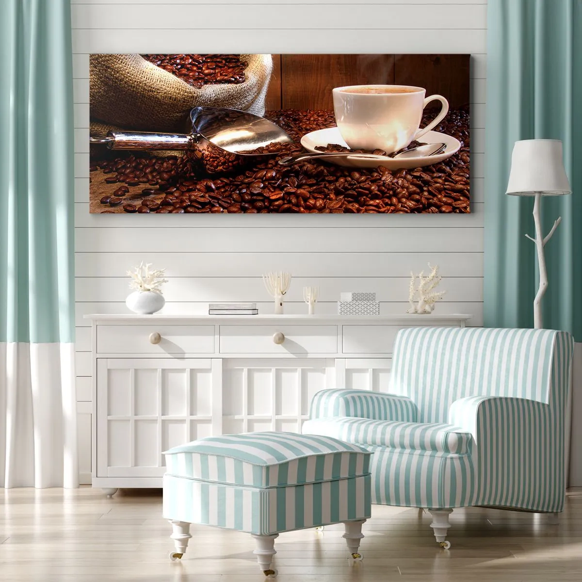 Quadro su tela - Stampe su Tela - Una tazza di caffè con chicchi di caffè e un sacco di cereali sullo sfondo - 120x50cm - Senti questo odore? - Decorazione murale moderna per soggiorno e camera da letto ARTTOR