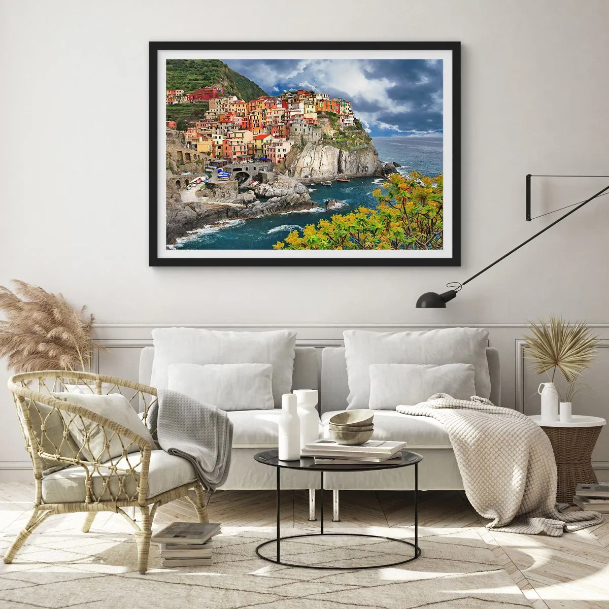 Poster in cornice nera - Case colorate su una scogliera a picco sul mare nelle Cinque Terre - 70x50cm - Aggrappate alla roccia - Decorazione murale moderna per soggiorno e camera da letto ARTTOR