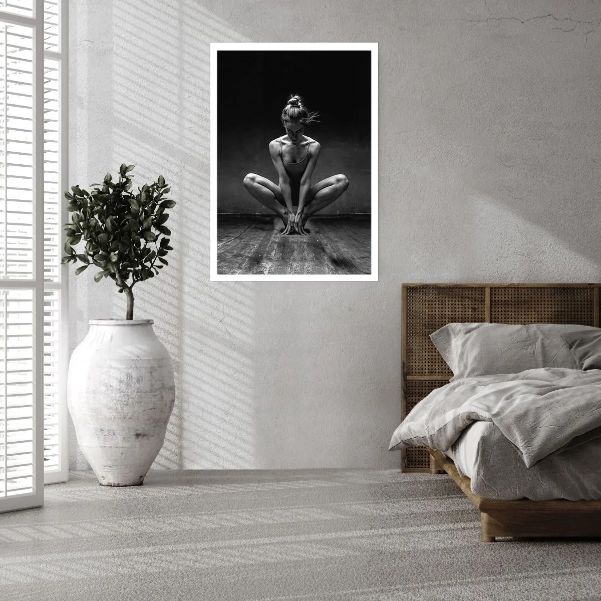 Poster - Fotografia in bianco e nero di una ballerina in una posa artistica. - 50x70cm - La concentrazione dell'energia della danza - Decorazione murale moderna per soggiorno e camera da letto ARTTOR