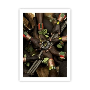 Poster - Mani nei braccialetti tradizionali, in un gesto di comunità - 50x70cm - Siamo insieme - Decorazione murale moderna per soggiorno e camera da letto ARTTOR