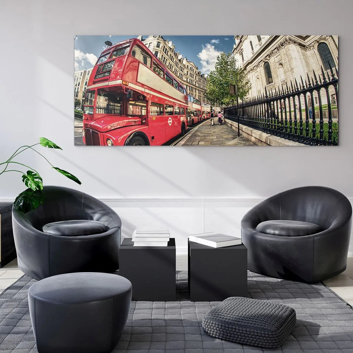 Quadro su vetro - Autobus rosso a due piani a Londra vicino alla strada e alla cattedrale - 140x50cm - Via di Londra in grigio e rosso - Decorazione murale moderna per soggiorno e camera da letto ARTTOR