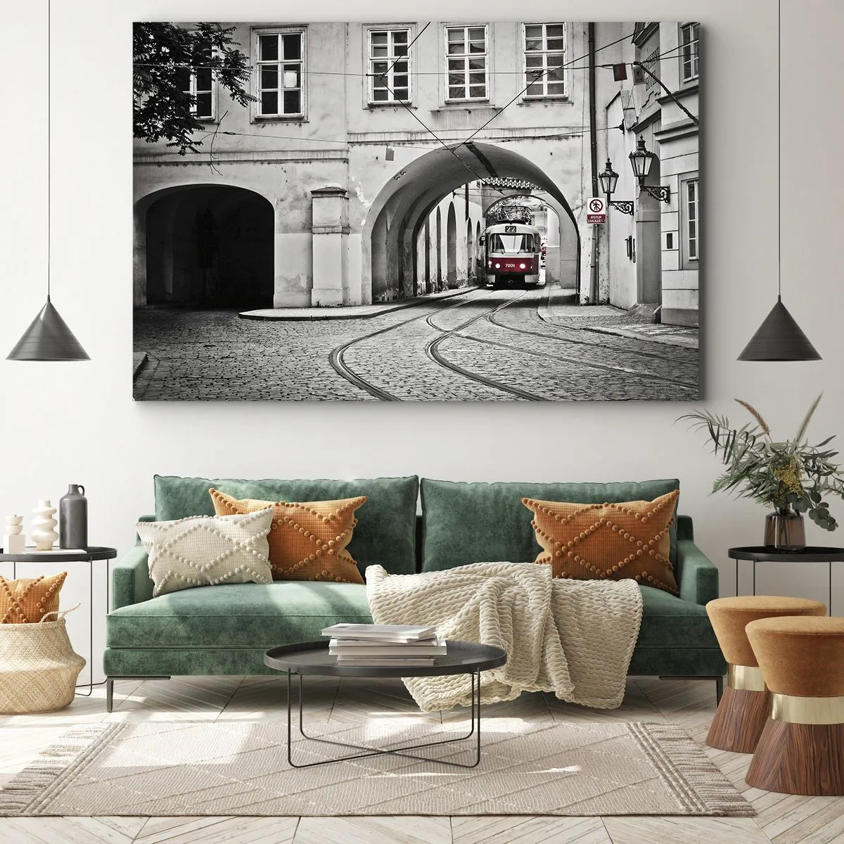 Quadro su tela - Stampe su Tela - Un tram bianco e nero in una strada storica della città - 100x70cm - Attraverso il labirinto cittadino - Decorazione murale moderna per soggiorno e camera da letto ARTTOR