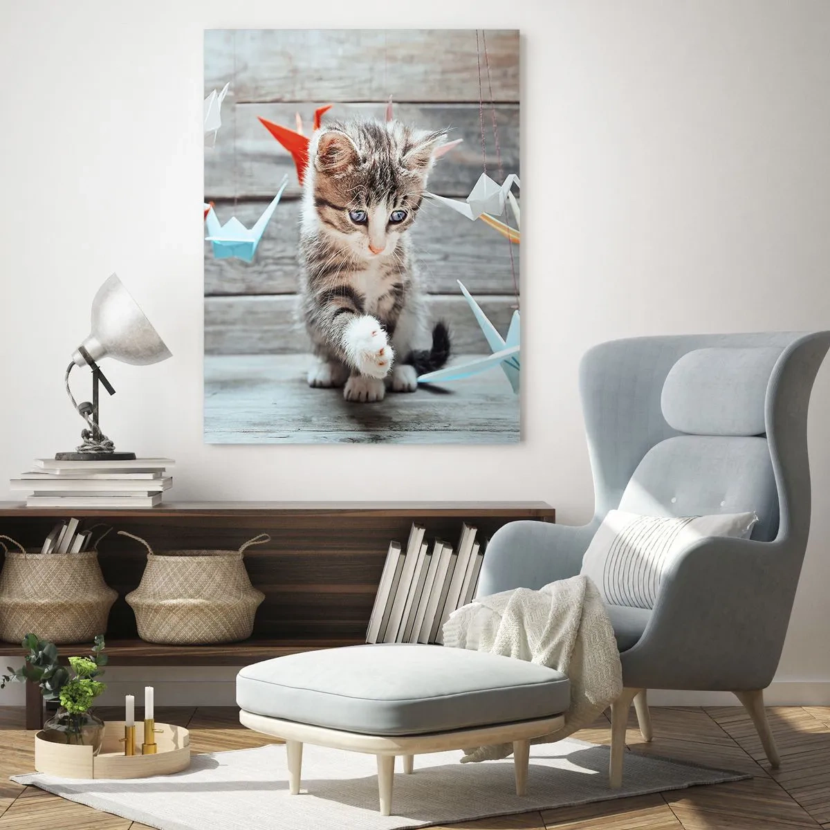 Quadro su vetro - Un gattino che gioca con delle gru di carta origami appese. - 70x100cm - Prima lezione - Decorazione murale moderna per soggiorno e camera da letto ARTTOR