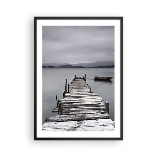 Poster in cornice nera - Un vecchio molo con una barca in acque calme - 50x70cm - Domani puoi partire - Decorazione murale moderna per soggiorno e camera da letto ARTTOR