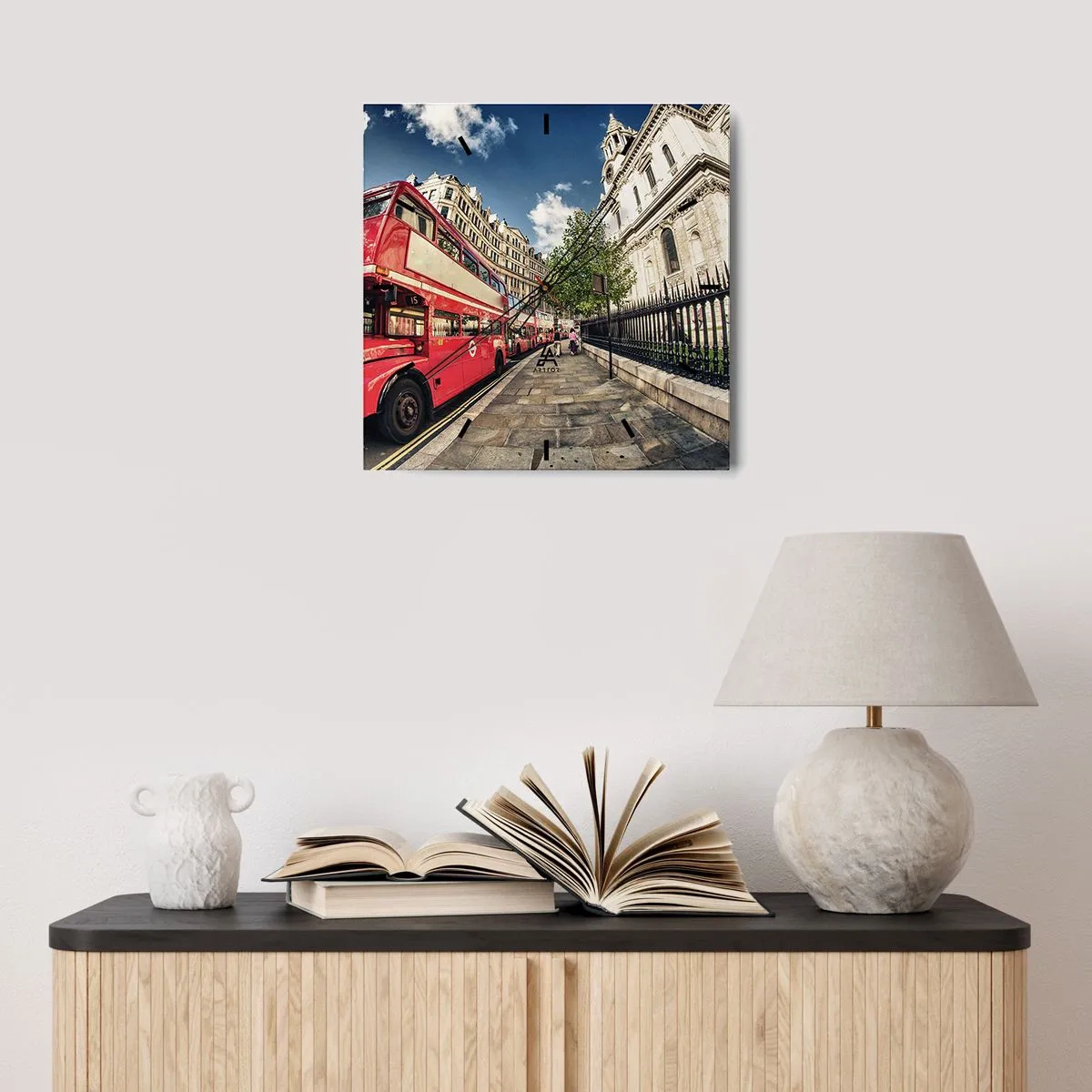 Orologio da parete - Orologio in Vetro - Autobus rosso a due piani a Londra vicino alla strada e alla cattedrale - 30x30cm - Via di Londra in grigio e rosso - Decorazione murale moderna per soggiorno e camera da letto ARTTOR
