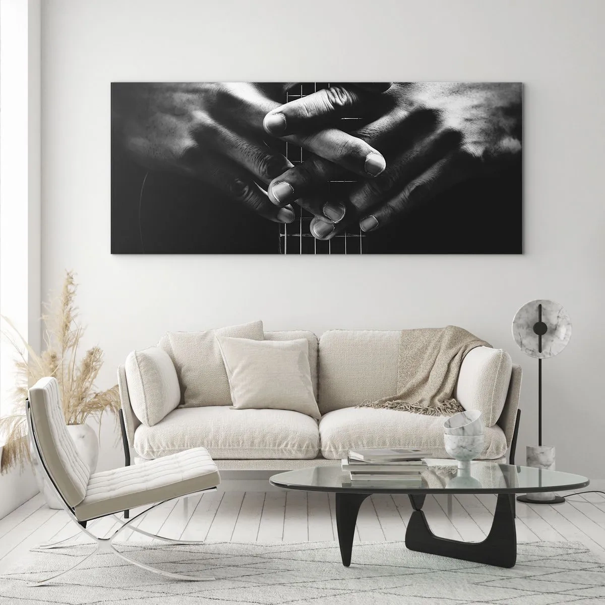 Quadro su vetro - Mani giunte su una chitarra in un tono monocromatico - 120x50cm - La preghiera dell'artista - Decorazione murale moderna per soggiorno e camera da letto ARTTOR