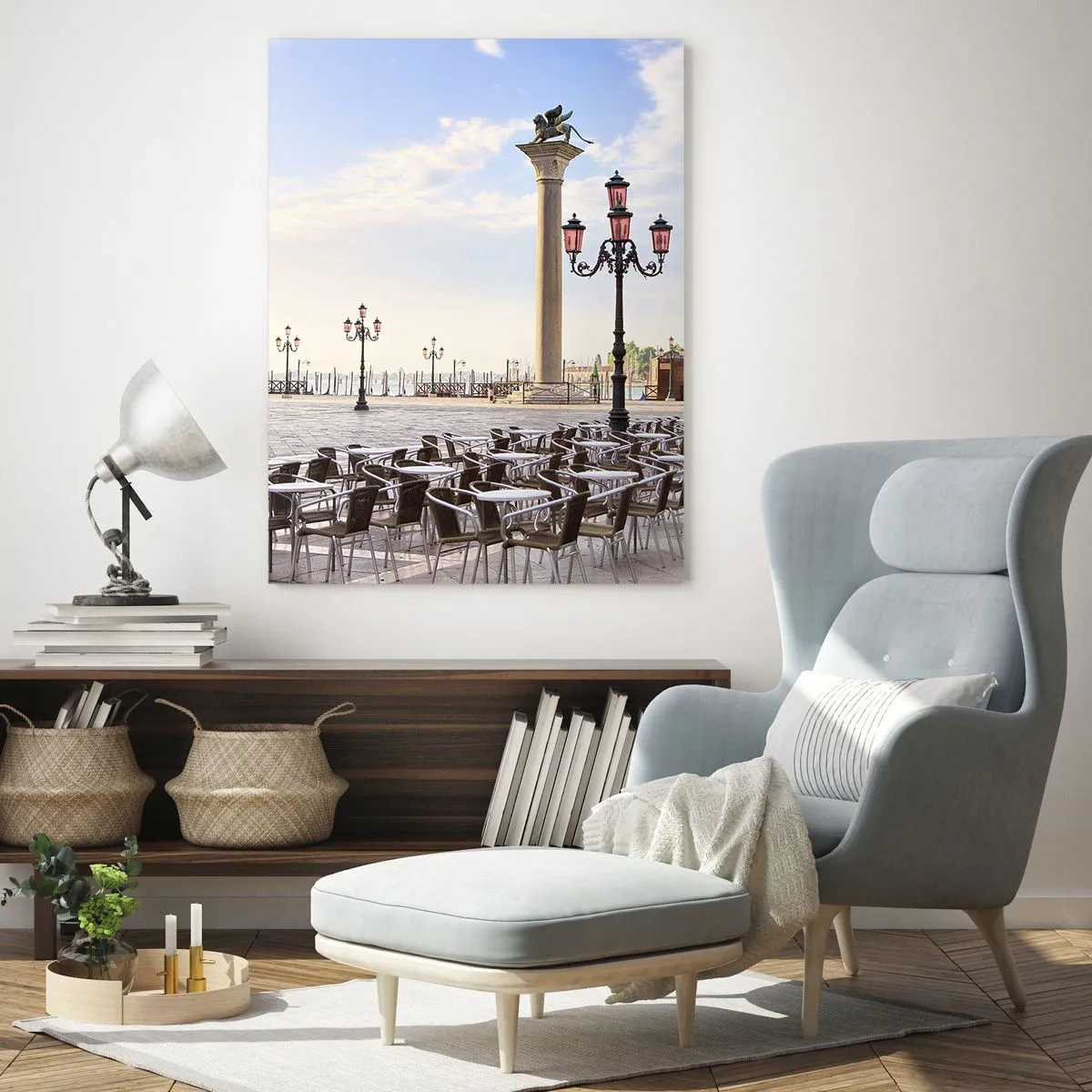 Quadro su vetro - Una piazza con colonne e file di sedie a Venezia - 50x70cm - Venite a tavola - Decorazione murale moderna per soggiorno e camera da letto ARTTOR