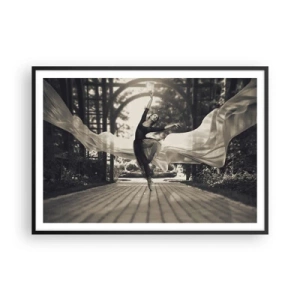 Poster in cornice nera - Una ballerina con un abito svolazzante esegue un salto sullo sfondo di un giardino bianco e nero. - 100x70cm - La danza dello spirito del giardino - Decorazione murale moderna per soggiorno e camera da letto ARTTOR