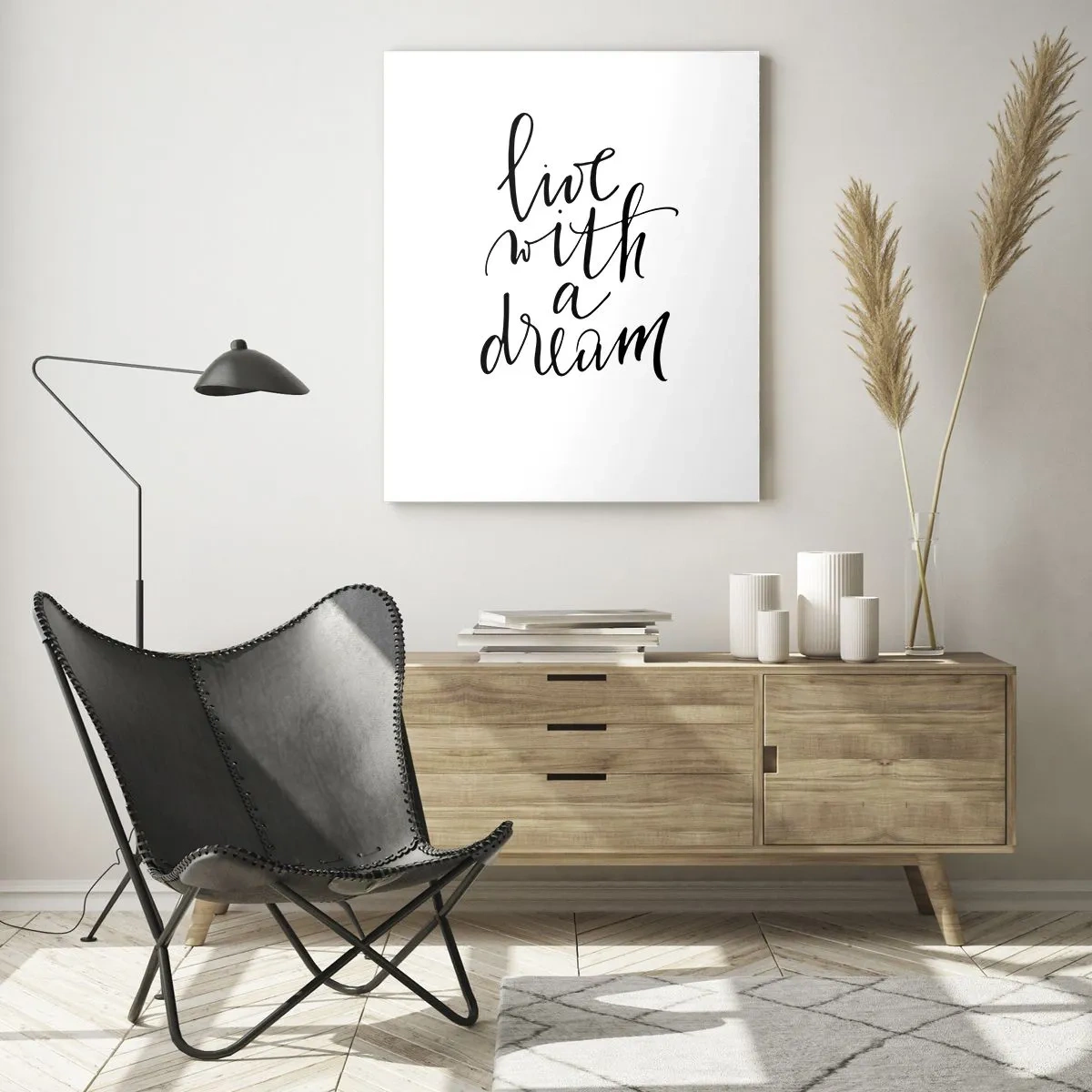 Quadro su vetro - Un dipinto minimalista con la scritta "vivi con un sogno" scritta in nero su sfondo bianco. - 70x100cm - Of course - Decorazione murale moderna per soggiorno e camera da letto ARTTOR