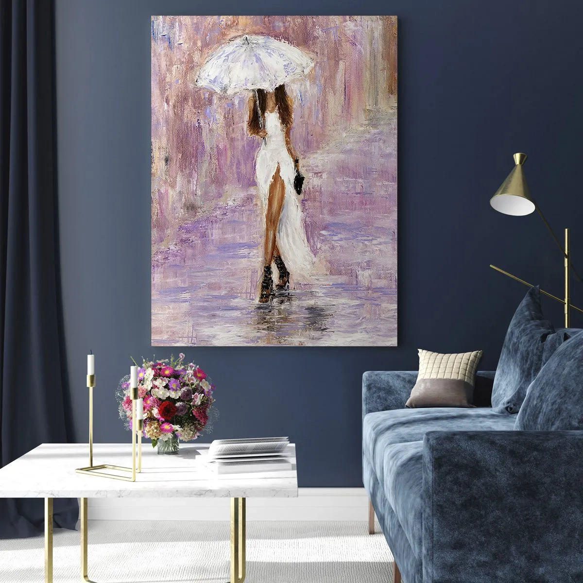 Quadro su vetro - Figura di una donna con un ombrello in una scena di pioggia lilla - 50x70cm - Nella pioggia lilla - Decorazione murale moderna per soggiorno e camera da letto ARTTOR