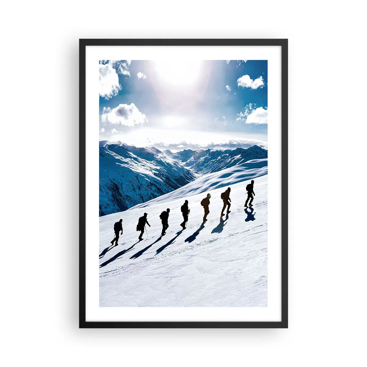 Poster in cornice nera - Escursionisti su un pendio di montagna innevato in pieno sole - 50x70cm - La squadra dei conquistatori - Decorazione murale moderna per soggiorno e camera da letto ARTTOR