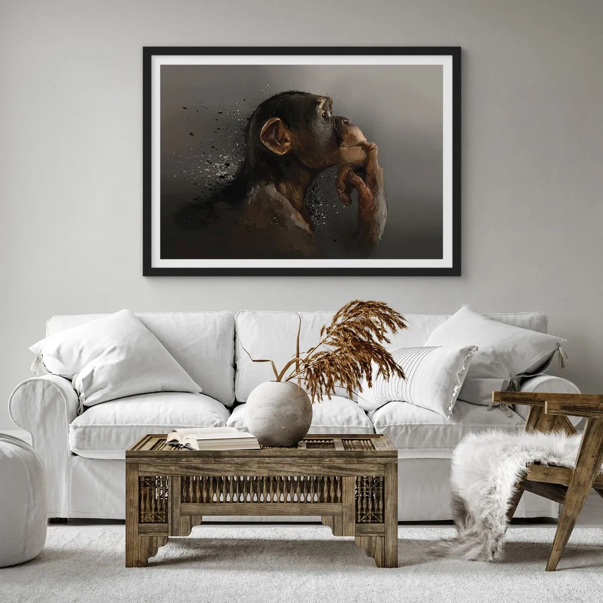 Poster in cornice nera - Ritratto di una scimmia in posa riflessiva su uno sfondo grigio - 100x70cm - Sicuramente un pensatore - Decorazione murale moderna per soggiorno e camera da letto ARTTOR