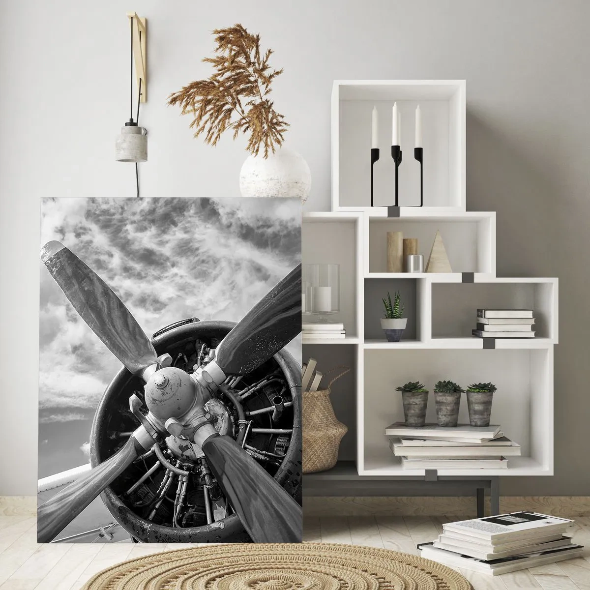 Quadro su vetro - Una foto in bianco e nero dell'elica di un aereo contro un cielo dinamico. - 70x100cm - Il dominatore dell'aria - Decorazione murale moderna per soggiorno e camera da letto ARTTOR
