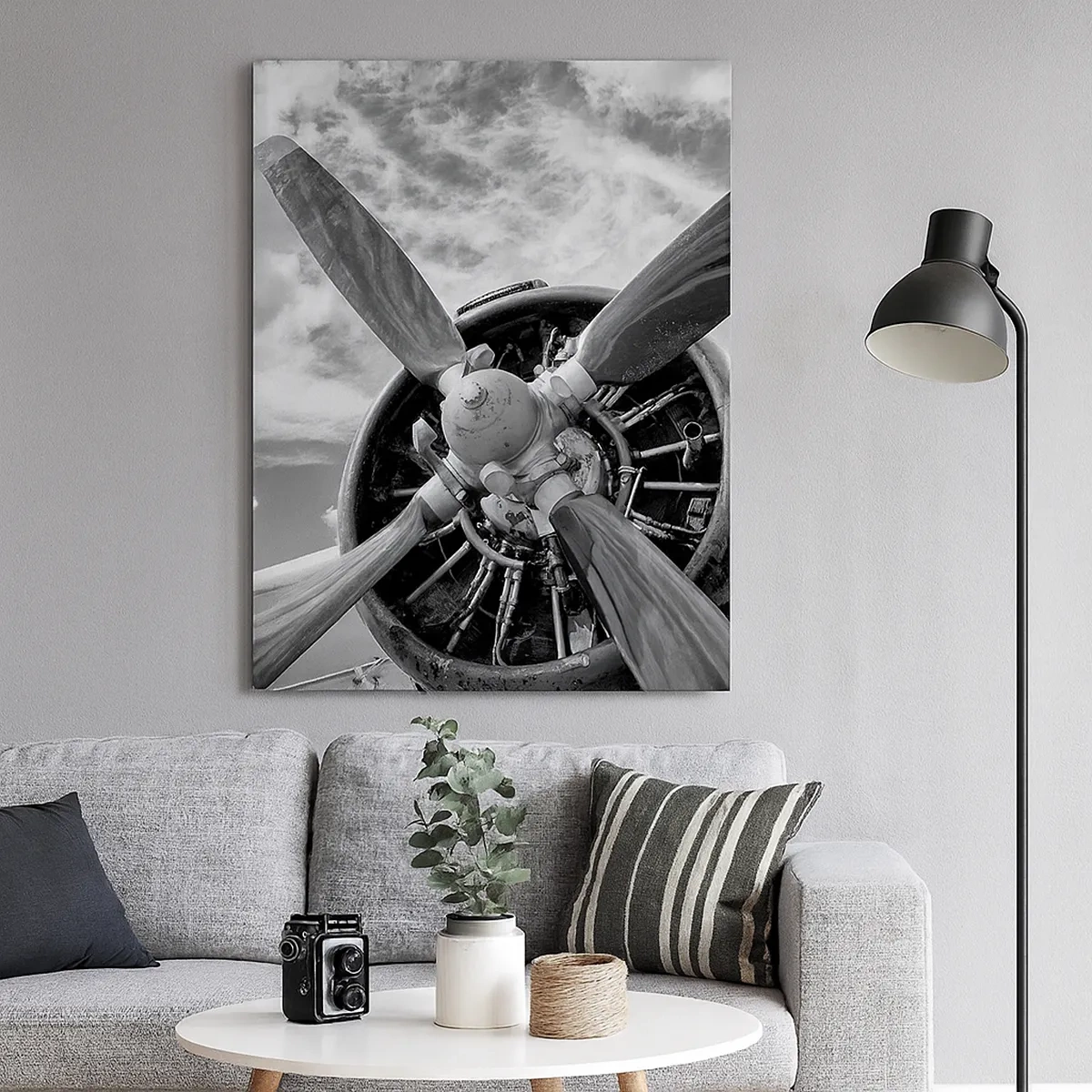 Quadro su tela - Stampe su Tela - Una foto in bianco e nero dell'elica di un aereo contro un cielo dinamico. - 50x70cm - Il dominatore dell'aria - Decorazione murale moderna per soggiorno e camera da letto ARTTOR