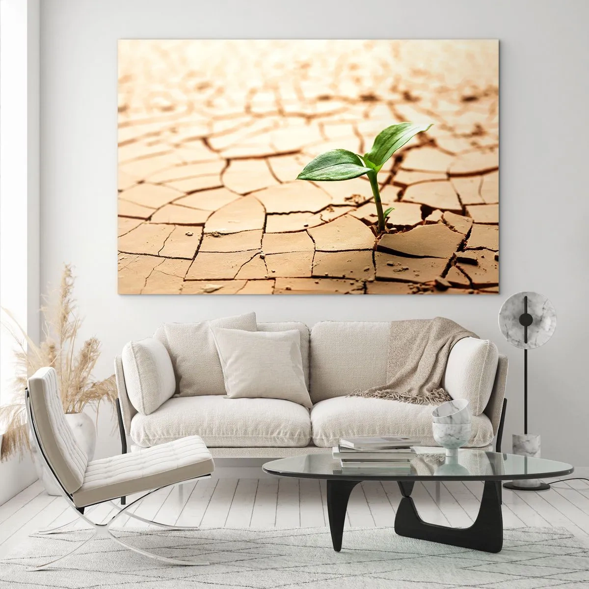 Quadro su vetro - Una giovane pianta che cresce da una terra secca e screpolata - 100x70cm - L'indomita forza della vita - Decorazione murale moderna per soggiorno e camera da letto ARTTOR