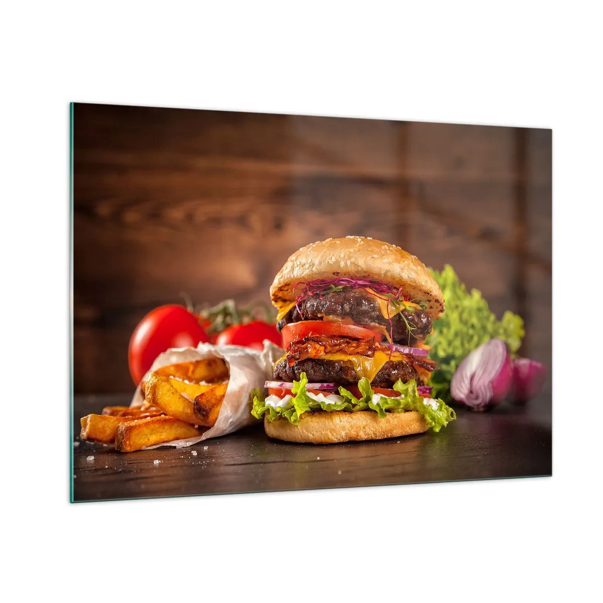 Quadro su vetro - Hamburger succoso con condimenti e patatine fritte su uno sfondo di legno - 100x70cm - Frutto proibito - Decorazione murale moderna per soggiorno e camera da letto ARTTOR