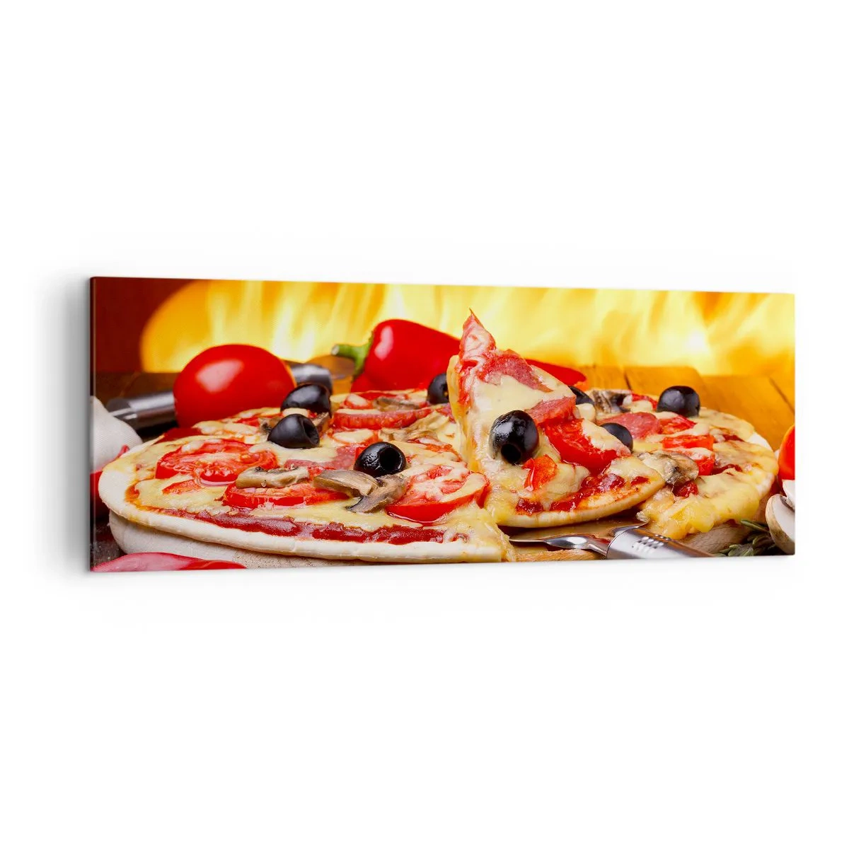 Quadro su tela - Stampe su Tela - Pizza con olive, pomodori e peperoni su sfondo di fiamme - 140x50cm - From Italy with love - Decorazione murale moderna per soggiorno e camera da letto ARTTOR