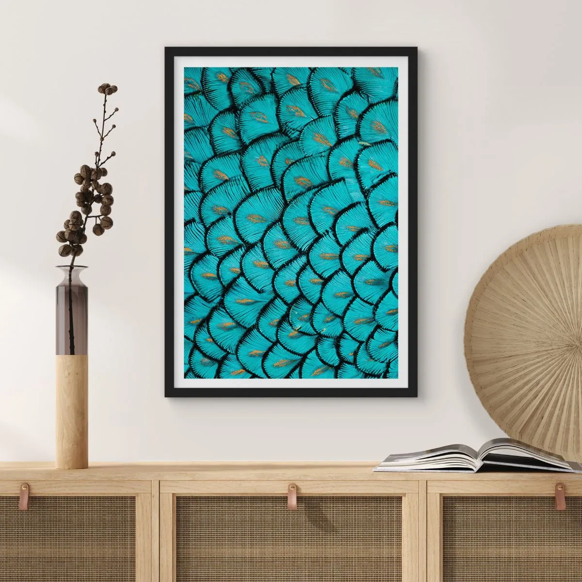 Poster in cornice nera - Macrofotografia di piume turchesi con un motivo unico - 50x70cm - La grande festa delle piume - Decorazione murale moderna per soggiorno e camera da letto ARTTOR