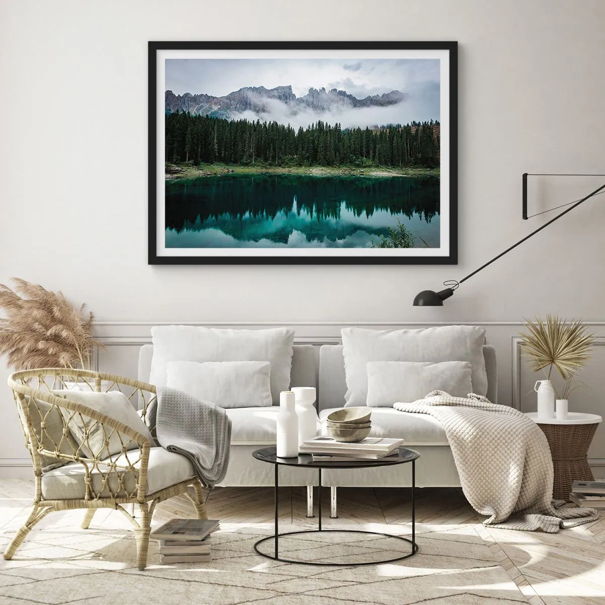 Poster in cornice nera - Un paesaggio montano con una foresta e un lago che riflette il cielo - 100x70cm - Silenzio, non svegliamo l'acqua che dorme... - Decorazione murale moderna per soggiorno e camera da letto ARTTOR